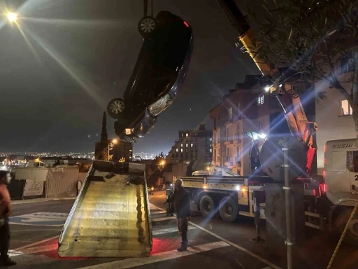 Pendik&rsquo;te otomobil apartman bah&ccedil;esine u&ccedil;tu: 2 yaralı
