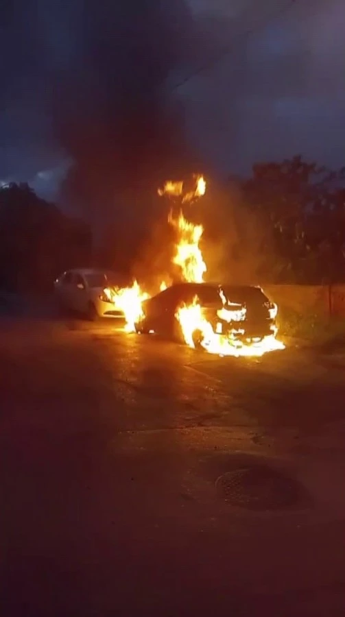 Pendik’te park halindeki otomobil alev topuna döndü
