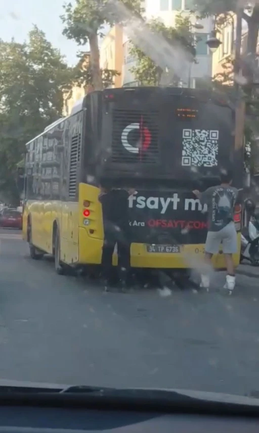 Pendik&rsquo;te patenli iki gencin trafikteki ilgin&ccedil; yolculuğu kamerada
