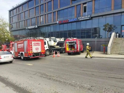 Pendik&rsquo;te plaza yangını: Dumandan etkilenen vatandaşlar kurtarıldı
