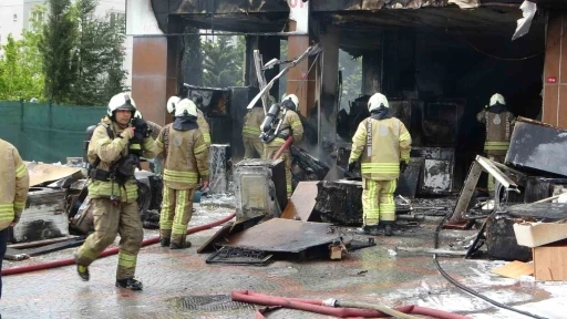 Pendik’te spotçu mağazasında çıkan yangın söndürüldü
