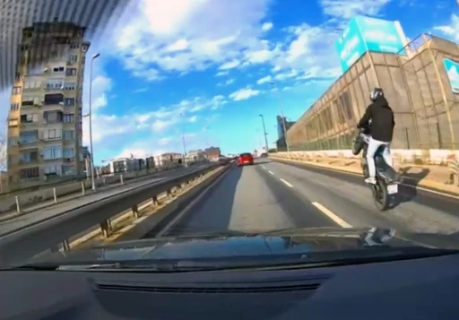 Pendik&rsquo;te trafikte akrobatik hareket yapan motosiklet s&uuml;r&uuml;c&uuml;s&uuml;ne 46 bin TL ceza
