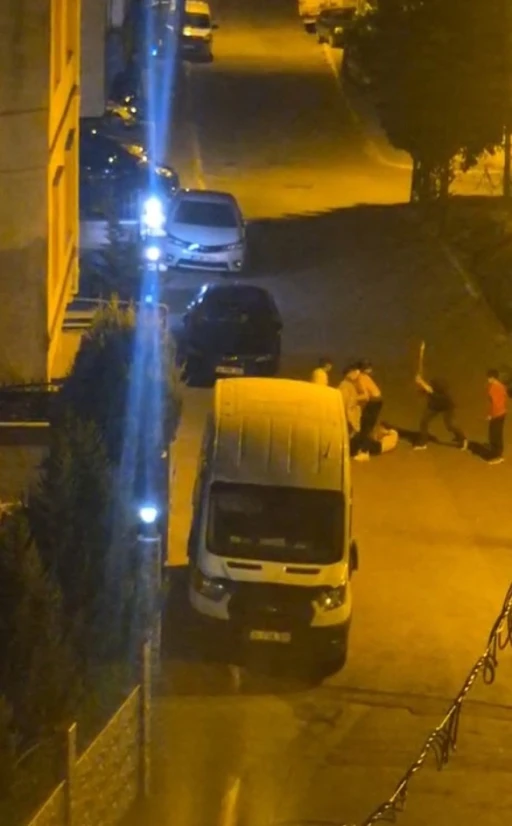 Pendik&rsquo;te yabancı uyruklu şahıslar arasında kavga kamerada
