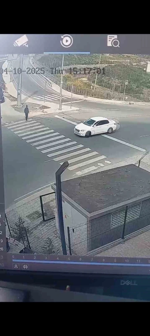 Pendik’te yaya geçidinde otomobilin altında kalmaktan son anda kurtuldu... O anlar kamerada
