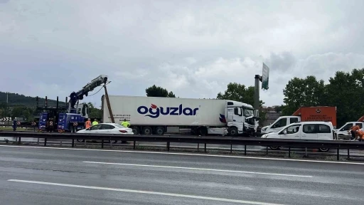 Pendik TEM otoyolunda tır bariyerlere &ccedil;arptı
