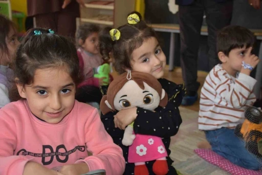 Pendikli çocukların bağışladığı oyuncaklar, Siverekli çocuklara ulaştırıldı
