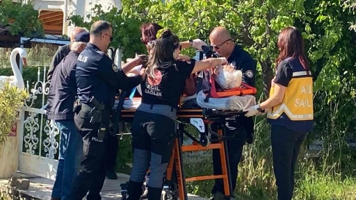 Perde takarken d&uuml;şen yaşlı kadın hastanelik oldu
