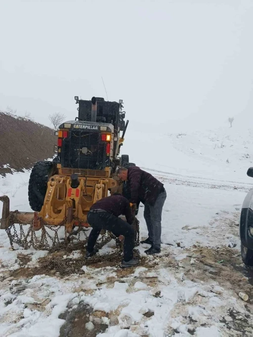 Pervari&rsquo;de grup k&ouml;y yolu kardan kapandı
