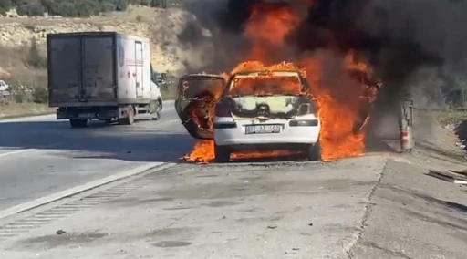 Peugeot marka otomobil alev topuna d&ouml;nd&uuml;
