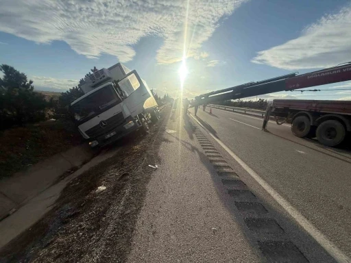 Peynir y&uuml;kl&uuml; kamyon yan yattı
