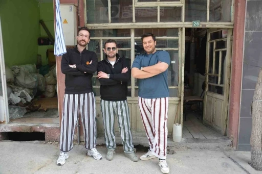 Pijamaları giyip ge&ccedil;mişe yolculuk yaptılar

