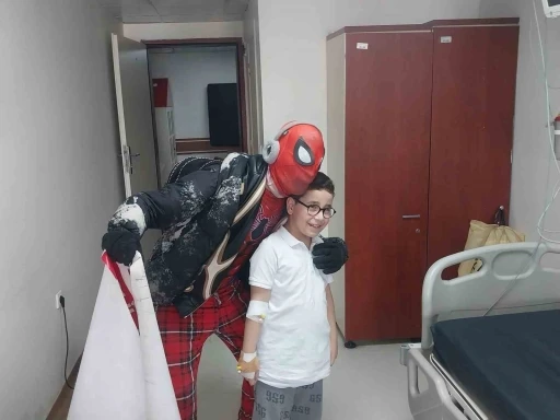 Pijamalı örümcek adam Ayaz Salih Koç, Erzurum’da çocukların yüzünü güldürdü
