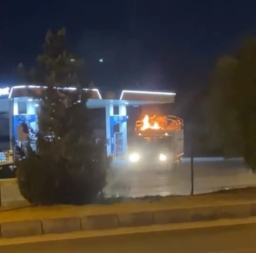 Pikap alevler arasında akaryakıt istasyonuna girdi
