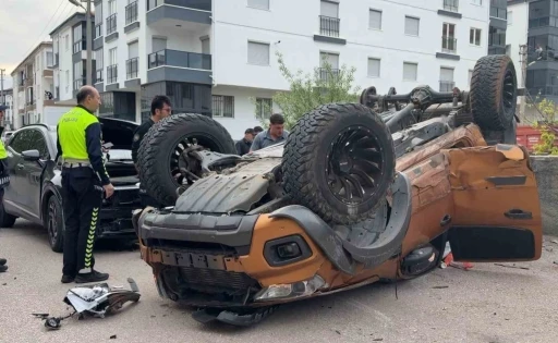 Pikap ile suv aracın &ccedil;arpıştığı kazada faciadan d&ouml;n&uuml;ld&uuml;: 1 yaralı
