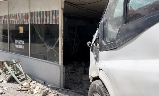 Pikapla &ccedil;arpışan minib&uuml;s kıraathaneye daldı: 1 &ouml;l&uuml;, 3 yaralı
