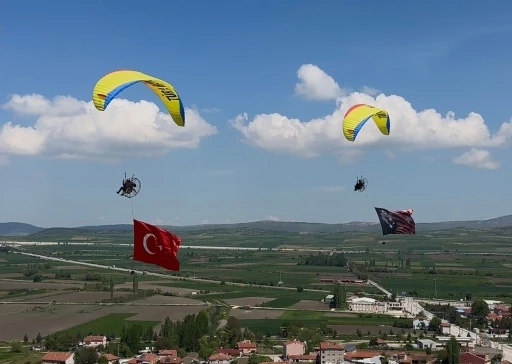 Pilotlar g&ouml;ky&uuml;z&uuml;nde T&uuml;rk bayrağı a&ccedil;arak 19 Mayıs Atat&uuml;rk&rsquo;&uuml; Anma Gen&ccedil;lik ve Spor Bayramı&rsquo;nı kutladı
