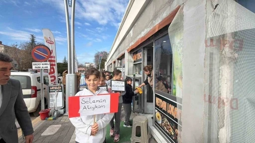 Pınarhisarlı &ouml;ğrenciler il&ccedil;e genelinde selamlaşma k&uuml;lt&uuml;r&uuml;n&uuml; yaydı
