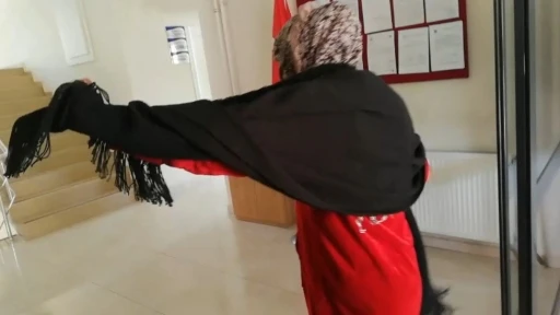 Pişkin dilenci "&Ccedil;ek abi &ccedil;ek" dedi, zabıta m&uuml;d&uuml;rl&uuml;ğ&uuml;ne oynayarak girdi
