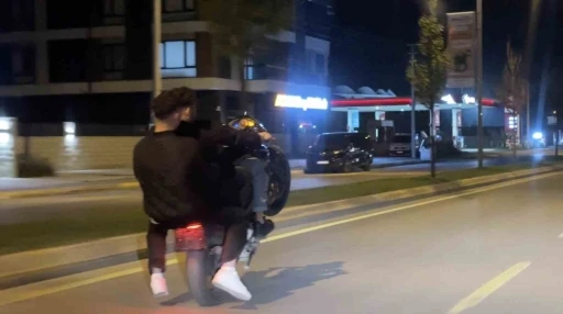 Plaka yok, kask yok: 3 kişi tek motosiklete bindi &ouml;n kaldırıp şov yaptı
