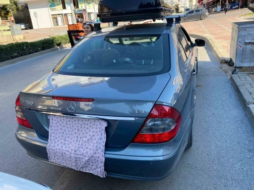 Plakası bezle kapatılan Mercedes plakasız &ccedil;ıktı
