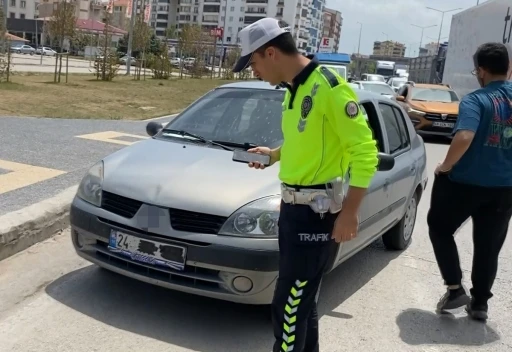Plakasını bantla kapatıp yola çıktı, yakalanınca, &quot;Cenazemiz var&quot; dedi

