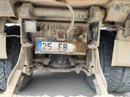 Plakasını kaskla, kilitle ve çamurla kapatan sürücülerin sözleri şaşırttı
