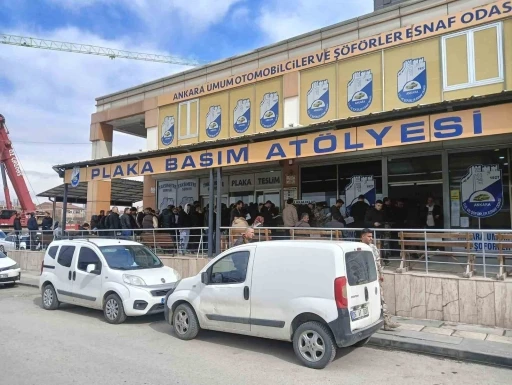 Plakasının yazı sitili standartlara aykırı olan s&uuml;r&uuml;c&uuml;ler ceza yememek i&ccedil;in plaka basım at&ouml;lyesinde uzun kuyruklar oluşturdu
