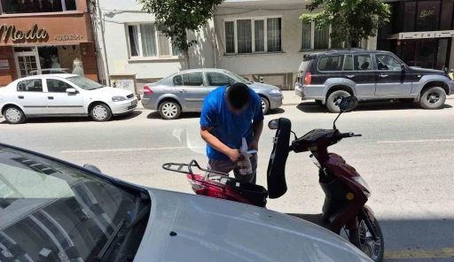 Plakasız elektrikli motosikleti bağlanan s&uuml;r&uuml;c&uuml; denetime girdiği caddeden taksi ile &ccedil;ıktı
