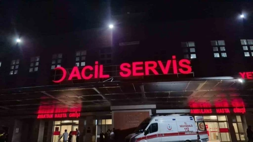 Plakasız motosiklet &rsquo;dur&rsquo; ihtarına uymadı, bek&ccedil;iye &ccedil;arpıp ka&ccedil;tı
