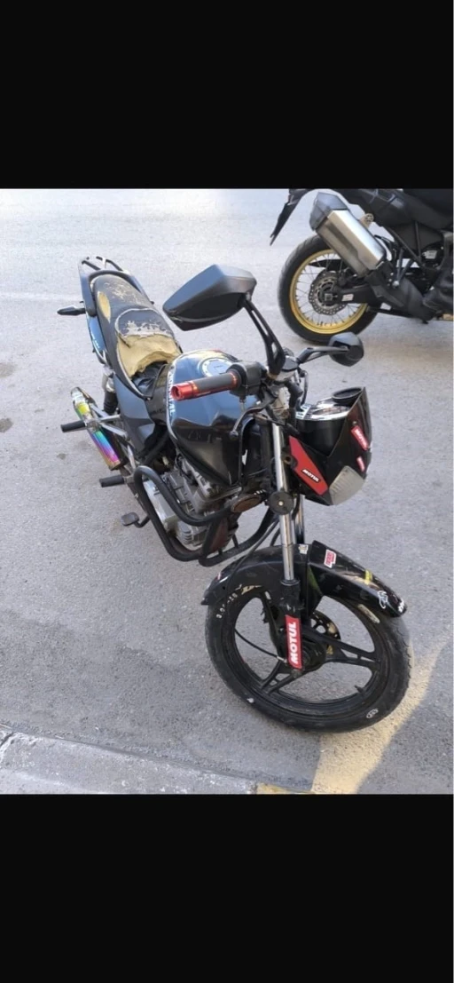 Plakasız motosikletle yola &ccedil;ıkan ehliyetsiz s&uuml;r&uuml;c&uuml;ye 105 bin lira ceza
