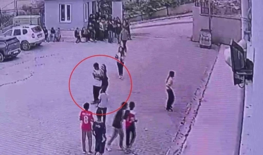Poğa&ccedil;a yediği esnada nefes alamayan &ouml;ğrenciyi, &ouml;ğretmen heimlich manevrasıyla hayata tutundurdu
