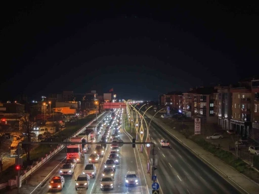 Polatlı&rsquo;da bayram d&ouml;n&uuml;ş&uuml; oluşan trafik havadan g&ouml;r&uuml;nt&uuml;lendi
