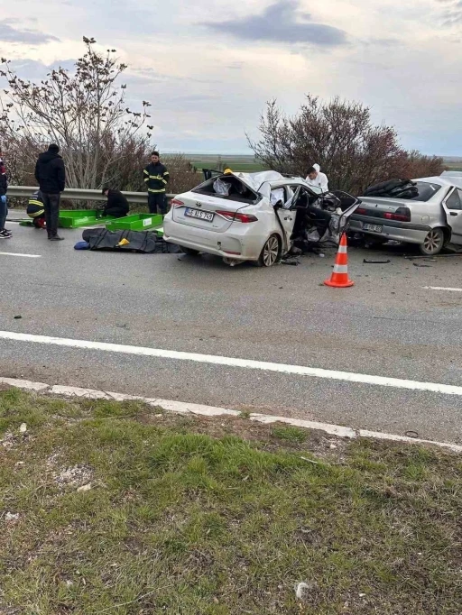 Polatlı&rsquo;da iki otomobil kafa kafaya &ccedil;arpıştı: 4 &ouml;l&uuml;

