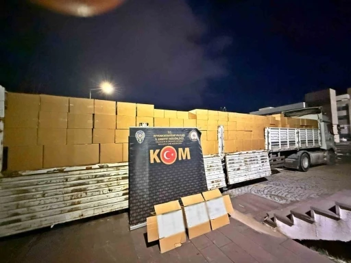 Polis 1 tır dolusu ka&ccedil;ak boş makaron ele ge&ccedil;irdi
