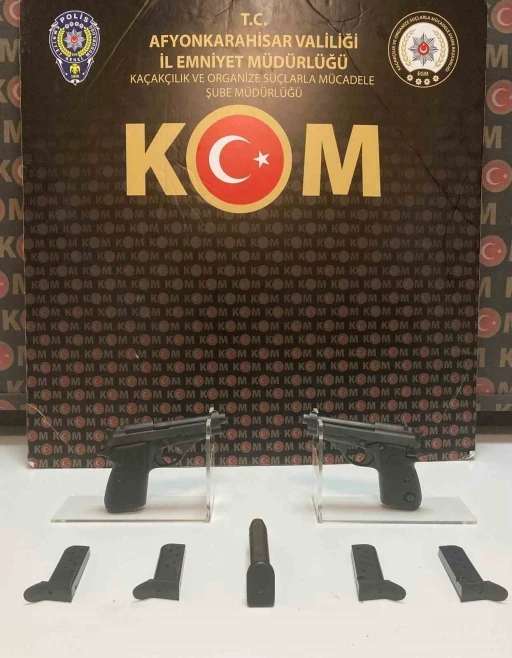 Polis 2 ruhsatsız tabanca ele ge&ccedil;irdi
