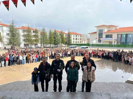 Polis abilerini &ccedil;oşku ve sevin&ccedil;le karşıladılar
