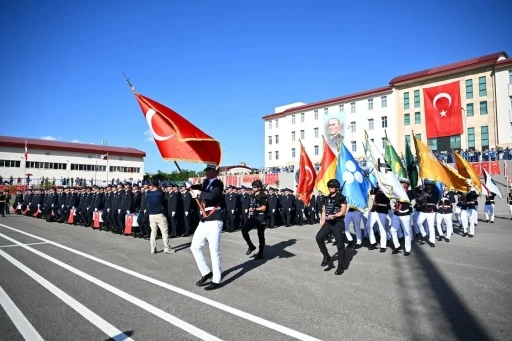 Polis adaylarının mezuniyet coşkusu
