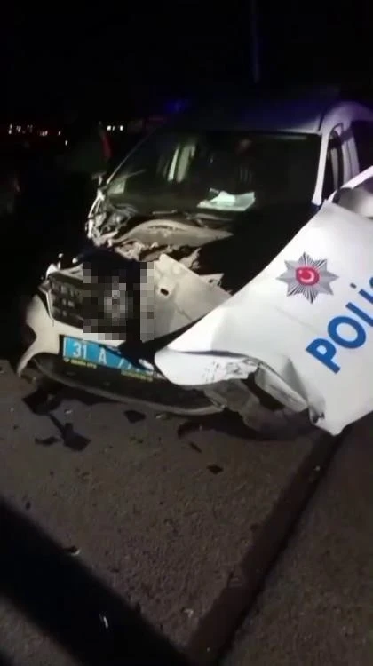 Polis aracına &ccedil;arparak 2 polisin yaralanmasına neden olan s&uuml;r&uuml;c&uuml; 1.98 promil alkoll&uuml; &ccedil;ıktı
