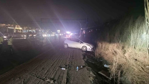Polis aracına ve elektrik direğine &ccedil;arptı
