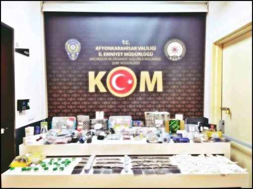 Polis binlerce kaçak cep telefonu aksesuarı ele geçirdi
