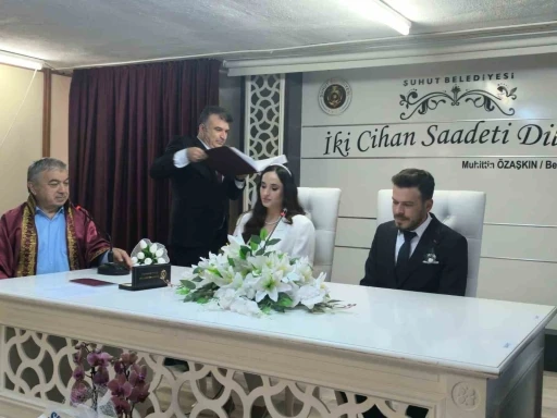 Polis &ccedil;ift, nikaha s&uuml;sledikleri ekip otosuyla geldi
