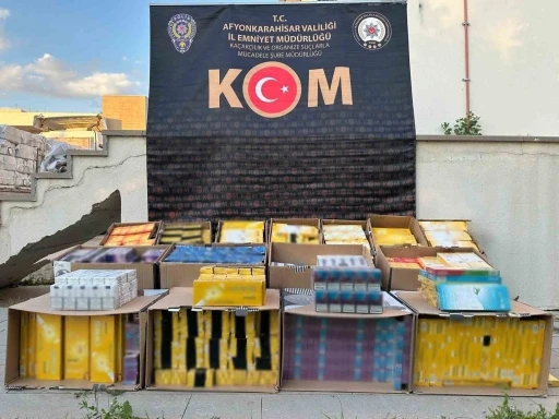 Polis durdurduğu tırda 13 bin 140 paket g&uuml;mr&uuml;k ka&ccedil;ağı sigara ele ge&ccedil;irdi
