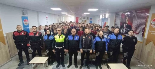Polis ekiplerinden ortaokul &ouml;ğrencilerine y&ouml;nelik eğitim
