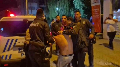 Polis ekiplerine zorluk &ccedil;ıkartan alkoll&uuml; s&uuml;r&uuml;c&uuml; kafasını otob&uuml;s durağına vurdu: "Yanıyorum, su verin. Ben teslim olmaya geldim"
