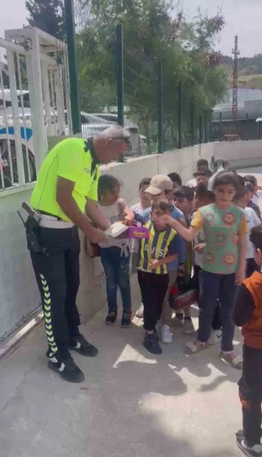 Polis ekiplerinin okul önündeki çikolata sırası yürekleri ısıttı

