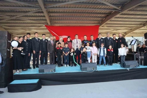 Polis Haftası etkinliğinde şarkı ve t&uuml;rk&uuml; s&ouml;yleyen polisler, &uuml;nl&uuml; sanat&ccedil;ıları aratmadılar
