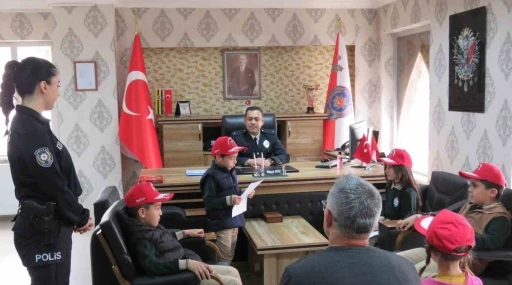 Polis Haftası’nda çocukların polislik hayali bir günlüğüne gerçek oldu
