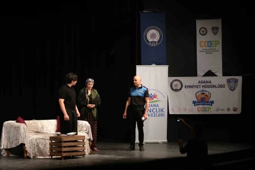 Polis ile öğrenciler aynı sahneyi paylaştı
