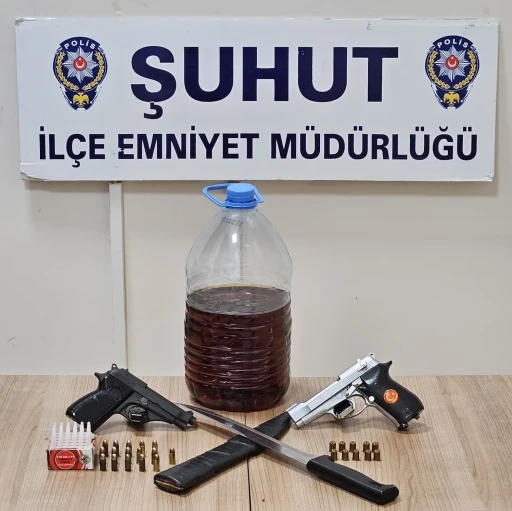 Polis iş yerine yaptığı baskında ruhsatsız silah ve bı&ccedil;ak ele ge&ccedil;irdi
