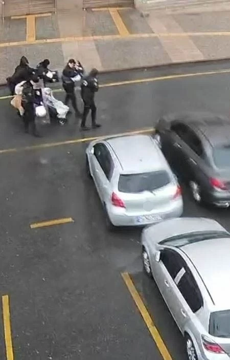 Polis kalkanı, bebeği ve annesini fırtınadan korudu
